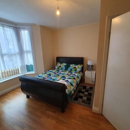 London Zone 2 Three Bedroom Apartment Екстериор снимка