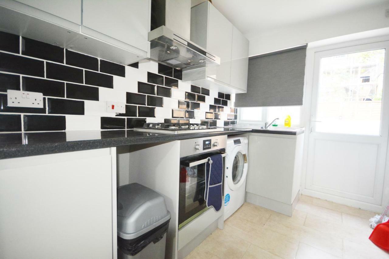 London Zone 2 Three Bedroom Apartment Екстериор снимка