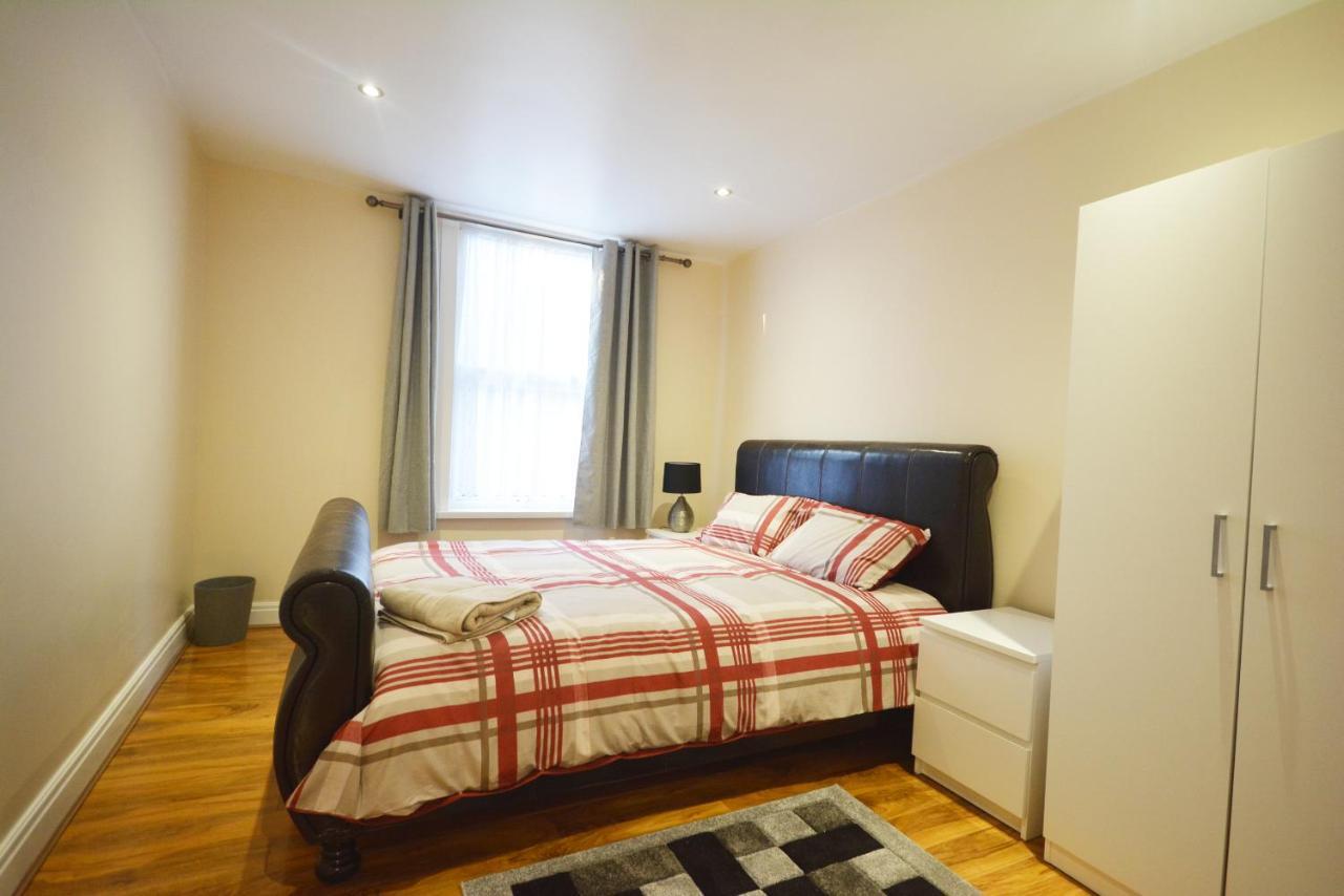 London Zone 2 Three Bedroom Apartment Екстериор снимка